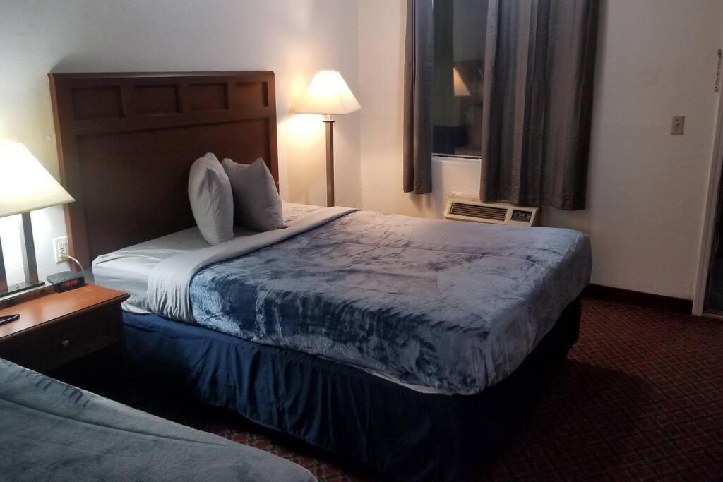 Hotel 2 Queen Beds Hotel Room 222 Wi-Fi Hot Tub Booking スティルウォーター エクステリア 写真